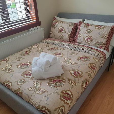 London Luxury 6 Bedroom Family House Sleeps 12 People Parking For 4 Cars Close To Tube. Chigwell Exterior foto
