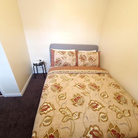 London Luxury 6 Bedroom Family House Sleeps 12 People Parking For 4 Cars Close To Tube. Chigwell Exterior foto