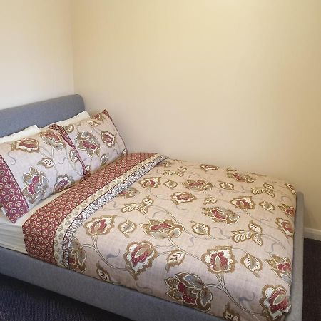 London Luxury 6 Bedroom Family House Sleeps 12 People Parking For 4 Cars Close To Tube. Chigwell Exterior foto