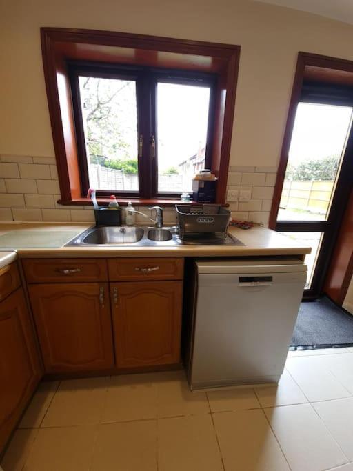 London Luxury 6 Bedroom Family House Sleeps 12 People Parking For 4 Cars Close To Tube. Chigwell Exterior foto