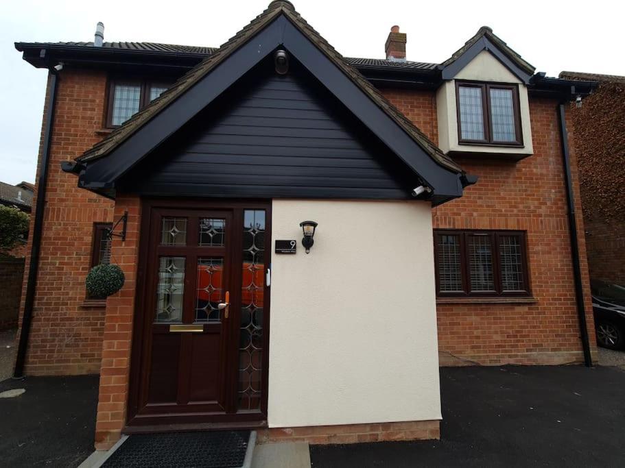 London Luxury 6 Bedroom Family House Sleeps 12 People Parking For 4 Cars Close To Tube. Chigwell Exterior foto