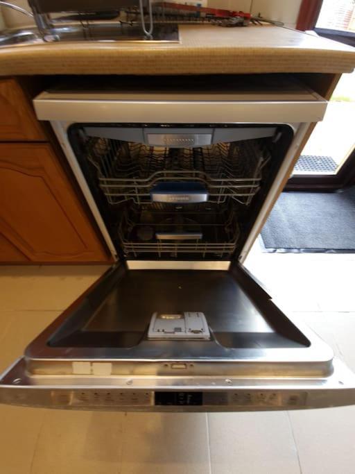 London Luxury 6 Bedroom Family House Sleeps 12 People Parking For 4 Cars Close To Tube. Chigwell Exterior foto