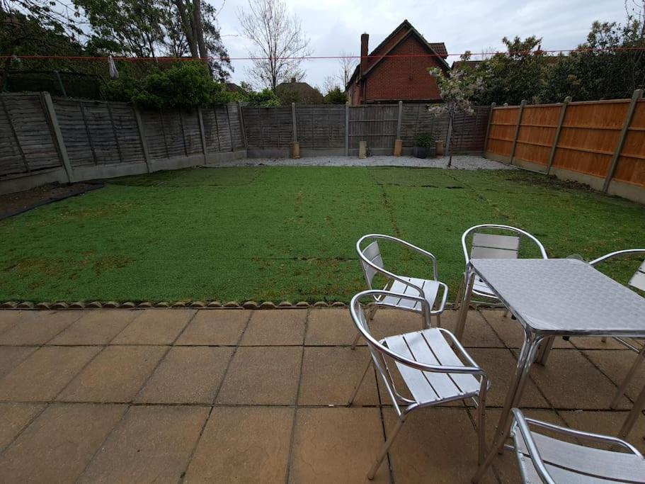 London Luxury 6 Bedroom Family House Sleeps 12 People Parking For 4 Cars Close To Tube. Chigwell Exterior foto
