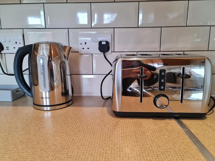 London Luxury 6 Bedroom Family House Sleeps 12 People Parking For 4 Cars Close To Tube. Chigwell Exterior foto