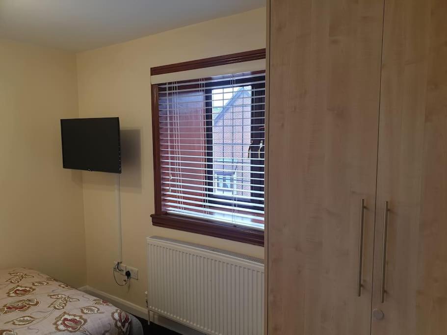 London Luxury 6 Bedroom Family House Sleeps 12 People Parking For 4 Cars Close To Tube. Chigwell Exterior foto