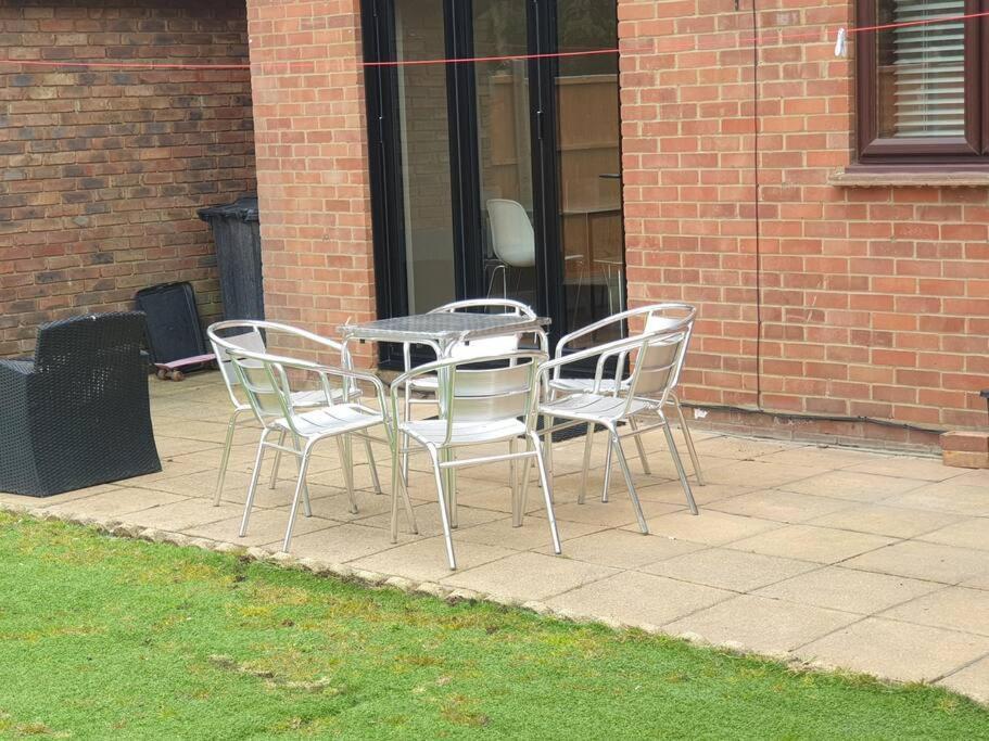 London Luxury 6 Bedroom Family House Sleeps 12 People Parking For 4 Cars Close To Tube. Chigwell Exterior foto
