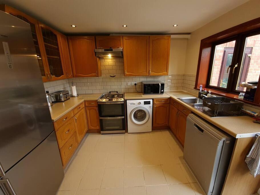 London Luxury 6 Bedroom Family House Sleeps 12 People Parking For 4 Cars Close To Tube. Chigwell Exterior foto
