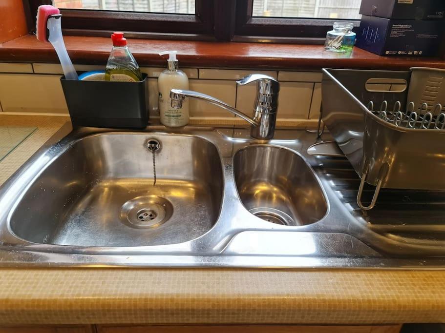 London Luxury 6 Bedroom Family House Sleeps 12 People Parking For 4 Cars Close To Tube. Chigwell Exterior foto