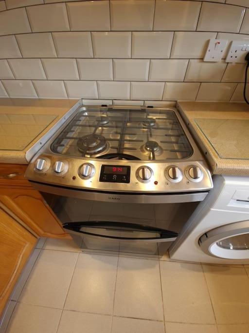 London Luxury 6 Bedroom Family House Sleeps 12 People Parking For 4 Cars Close To Tube. Chigwell Exterior foto