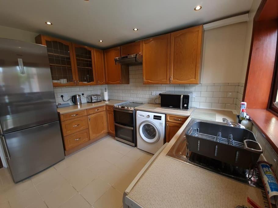 London Luxury 6 Bedroom Family House Sleeps 12 People Parking For 4 Cars Close To Tube. Chigwell Exterior foto