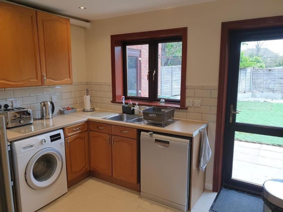 London Luxury 6 Bedroom Family House Sleeps 12 People Parking For 4 Cars Close To Tube. Chigwell Exterior foto