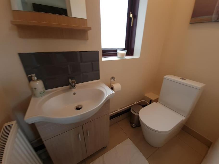 London Luxury 6 Bedroom Family House Sleeps 12 People Parking For 4 Cars Close To Tube. Chigwell Exterior foto