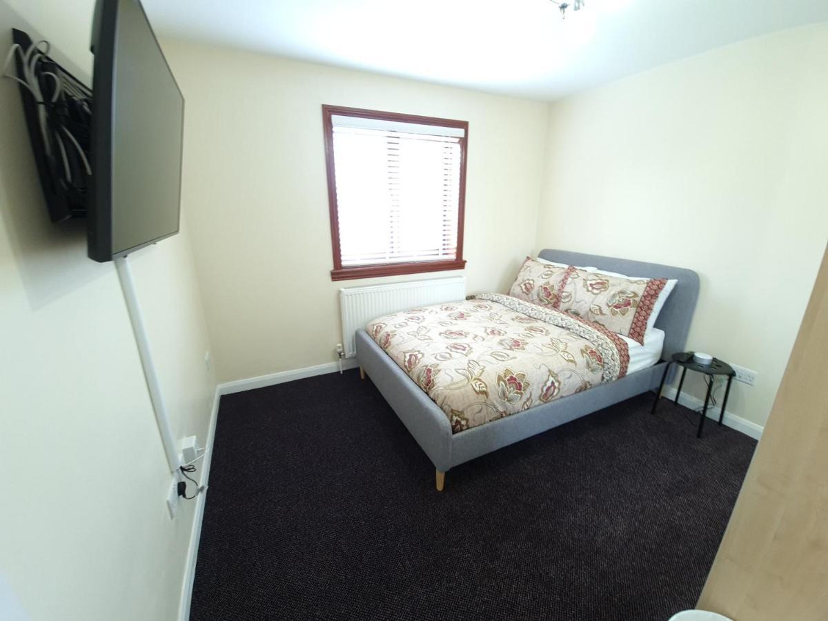London Luxury 6 Bedroom Family House Sleeps 12 People Parking For 4 Cars Close To Tube. Chigwell Exterior foto